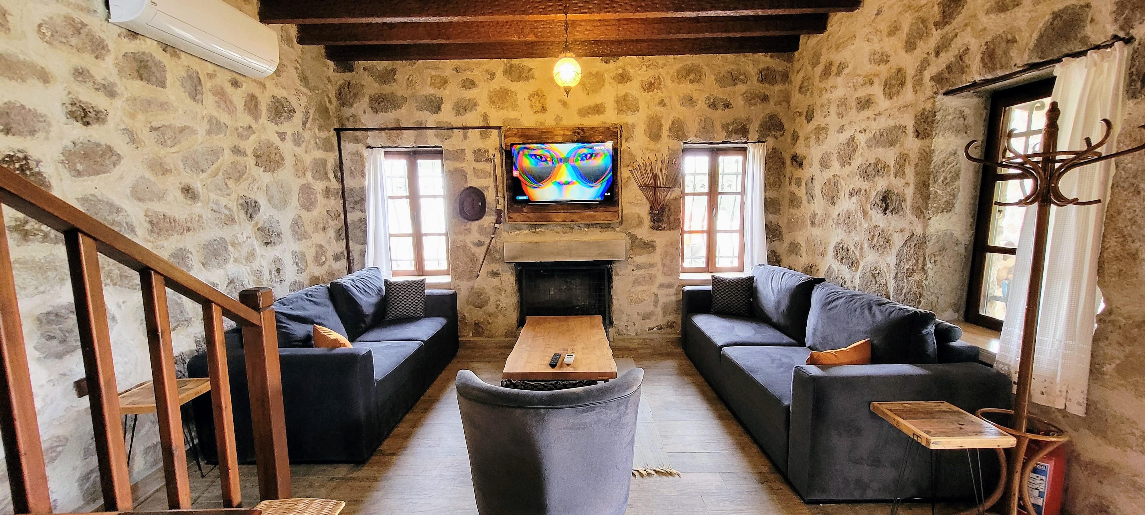 Kuşlan taş duvar salon